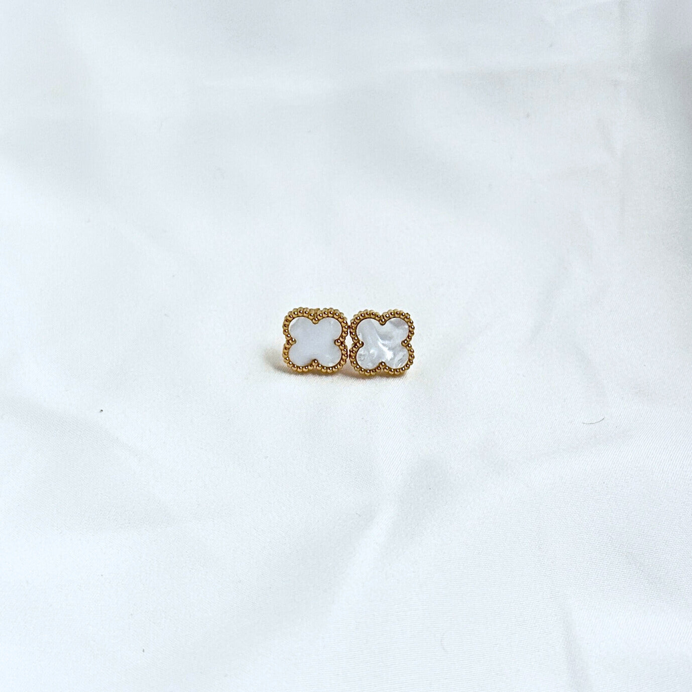 ÖRHÄNGEN - VIT & GULD